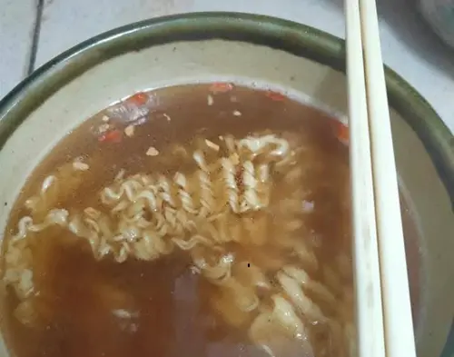 ▲味王「當歸藥膳湯麵」整體清爽不油膩、死鹹，當歸香氣十足，在寒冷的天氣享用相當暖和。（圖／泡麵公社 泡麵俱樂部臉書）