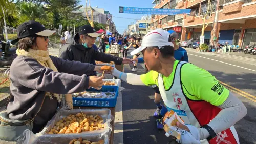 ▲跑者品嘗當地特色美食。（圖／高市府運發局提供）