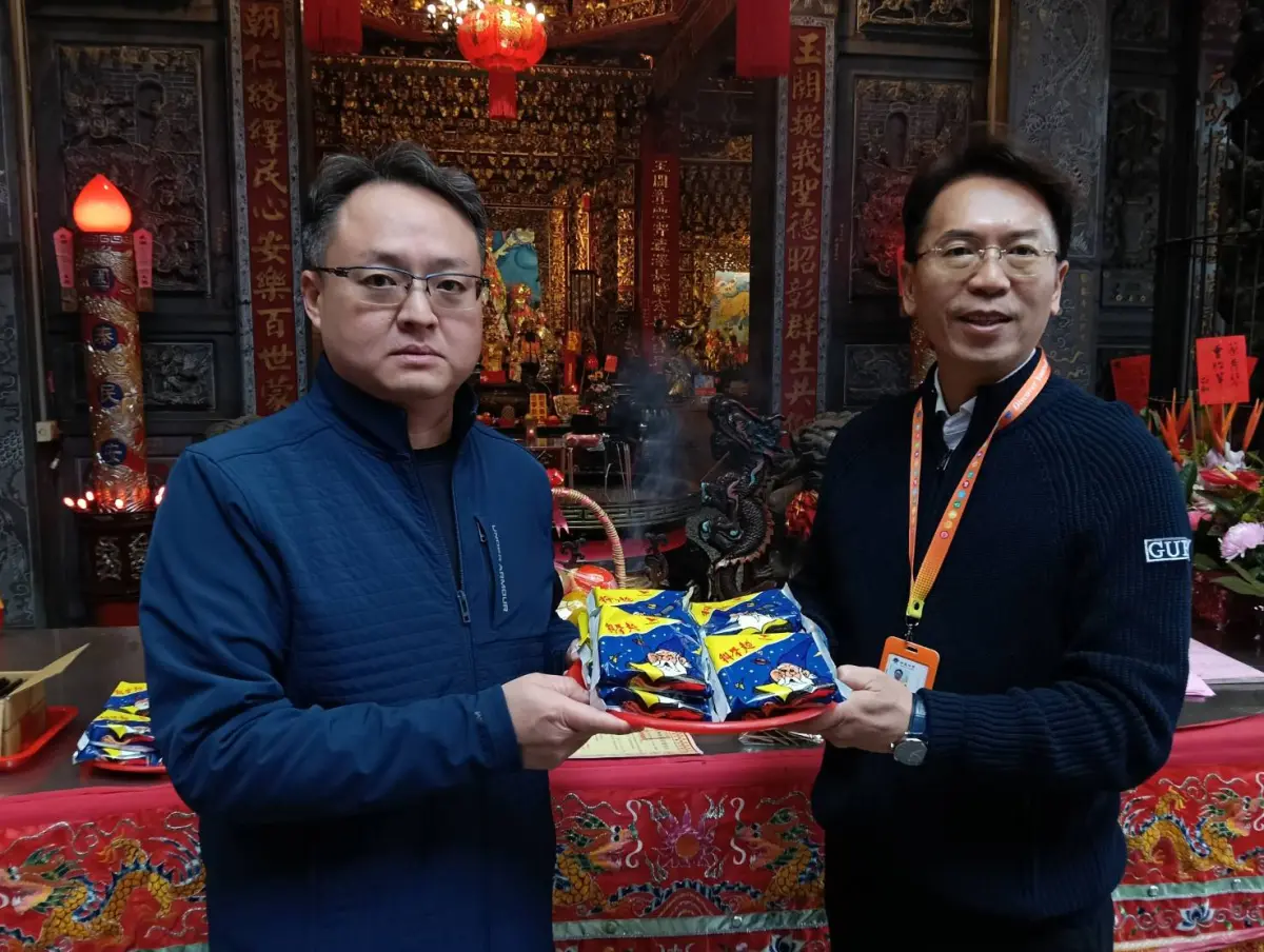▲學長護學弟！玉闕朝仁宮董事長當選人林華翊（左）與明道中學校長陳炤華（右）合力集氣，以創意供品科學麵祝福考生順利考取心儀的學校。(圖／柳榮俊攝2025.12.26)