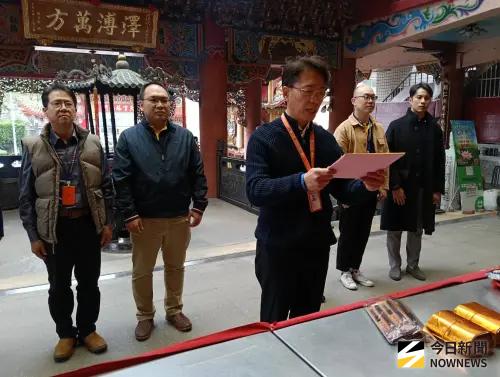▲明道中學校長陳炤華率領向文昌帝君等眾神尊恭讀祈禱疏文(圖／柳榮俊攝2025.12.26)