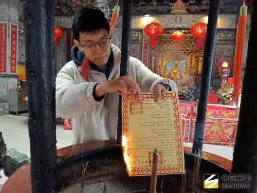 ▲祈福儀式中將載滿全校祝福的祈福疏文焚化，象徵將祈願傳遞給文昌帝君等眾神尊(圖／柳榮俊攝2025.12.26)