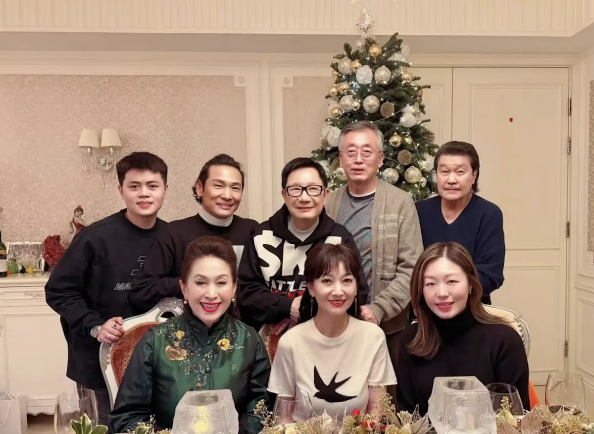 ▲不老傳奇趙雅芝（前排中）被疑婚姻生變！她聖誕節與好友相會，老公黃錦燊（後排右一）卻在合照時離她有點遠，被香港媒體揣測婚姻可能生變。（圖／摘自 IG@agassiwang)