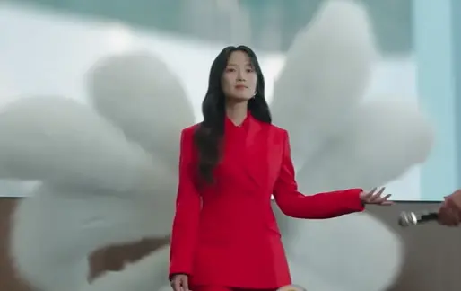 ▲金惠奫（如圖）與朴所羅門主演的九尾狐新劇《雖然從今天開始是人類》，在今（26）日公開預告，不料CG竟遭批尷尬，尾巴假到粉絲傻眼直呼：「以為是80年代劇」。（圖／YouTube@SBSCatch）