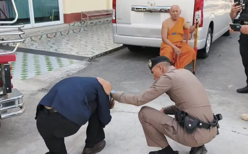 ▲泰國烏隆他尼一間寺廟在聖誕節當天發生騷動，警方到場處理一名闖入寺內的日籍男子。（圖／翻攝自Khaosod）