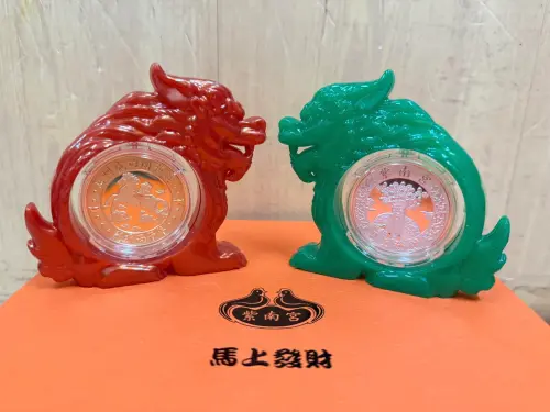 ▲2026南投竹山紫南宮馬年錢母亮相，12月31日跨年上午8時開放民眾排隊，明年元旦準時發放，前5000名信徒還可加碼拿到金雞蛋。（圖／竹山紫南宮臉書）