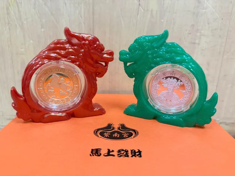 ▲2026南投竹山紫南宮馬年錢母亮相，12月31日跨年上午8時開放民眾排隊，明年元旦準時發放，前5000名信徒還可加碼拿到金雞蛋。（圖／竹山紫南宮臉書）