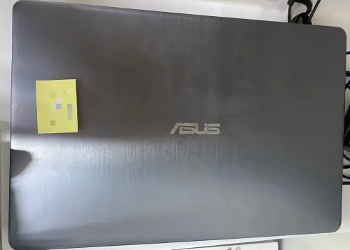 ▲警方查扣張文筆電、平板電腦及手機。（圖／翻攝畫面）