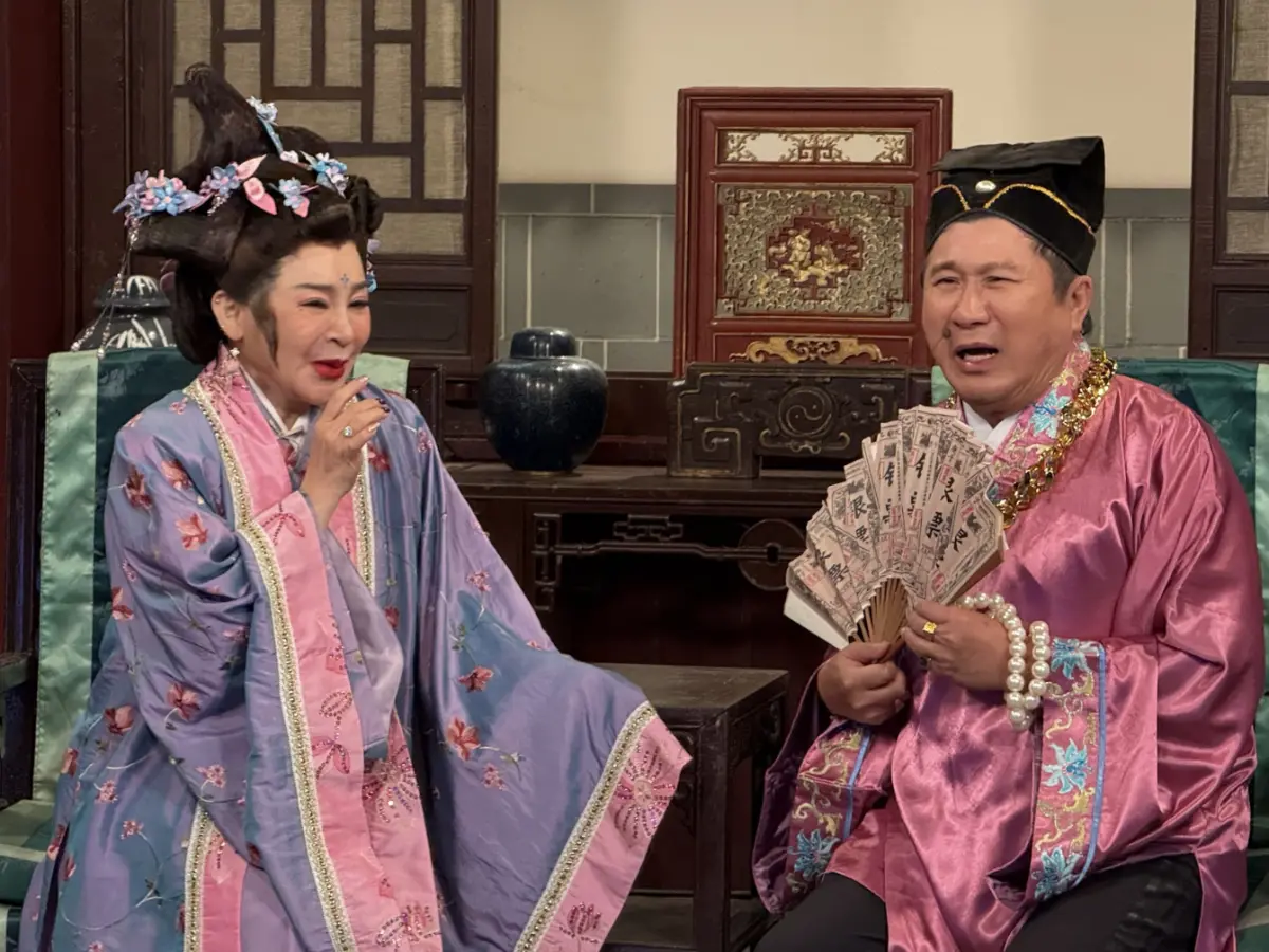 ▲胡瓜（右）、陳亞蘭、歐漢聲主持全新節目《週末最強大》，王彩樺（左）參與古裝劇單元，飾演視財如命的惡毒妻子，暗中策劃謀殺胡瓜，一旁的陳亞蘭看得心驚驚：「阿瓜師！要小心啊！」（圖／華視提供）