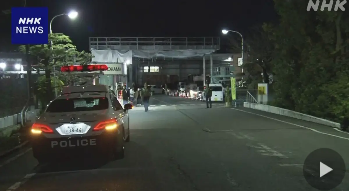 ▲日本靜岡縣三島市今（26）日有歹徒持刀闖入「橫濱橡膠」工廠刺傷多人，並在現場噴灑不明液體，已知至少造成14人受傷。（圖／翻攝自NHK）