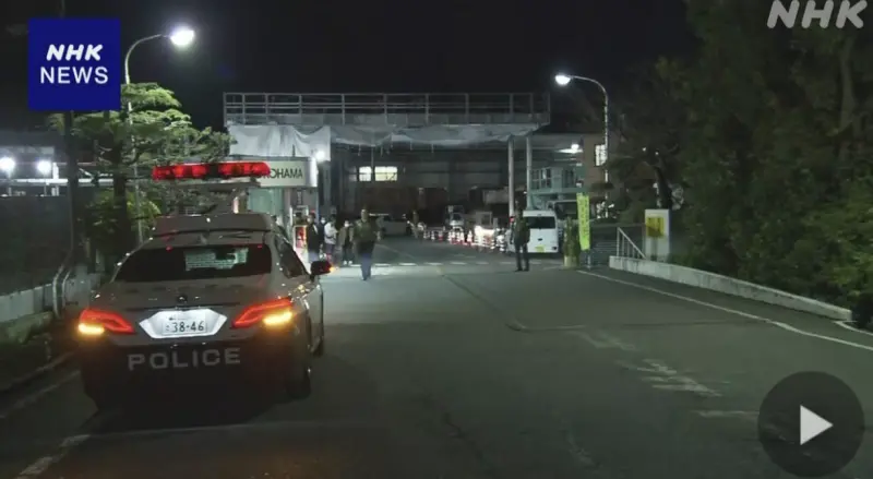▲日本靜岡縣三島市今（26）日有歹徒持刀闖入「橫濱橡膠」工廠刺傷多人，並在現場噴灑不明液體，已知至少造成14人受傷。（圖／翻攝自NHK）