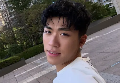 王ADEN不只校唱翻車！昔寫歌搭訕可愛女生　自戀拍片遭酸：有夠噁
