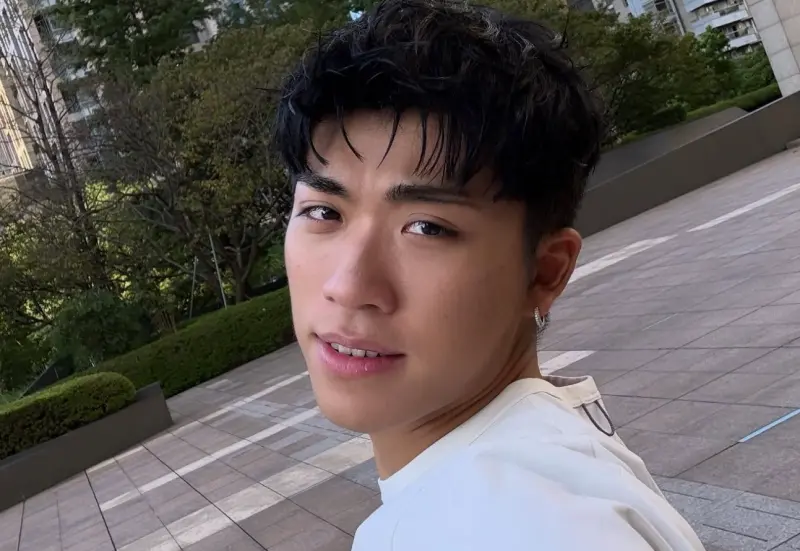 ▲王ADEN曾寫歌送給只見過一次面的可愛女生，還把過程拍出來，讓網友狂酸他自戀，甚至覺得這種類似騷擾的行為有夠噁心。 （圖／王ADEN臉書）