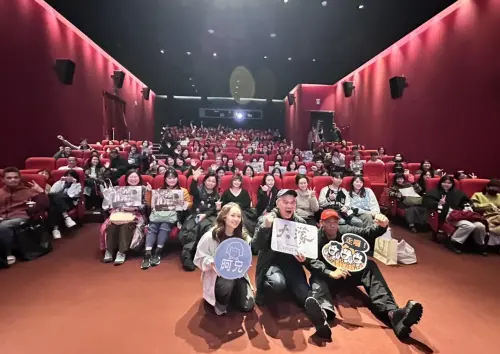 ▲《大濛》陳玉勳（最前排右起）、林道禹、方郁婷見到滿場觀眾都很開心。（圖／華文創提供）