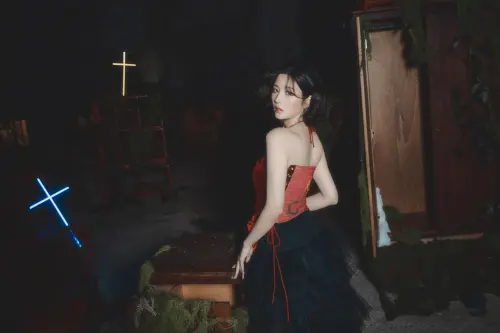 ▲權恩妃KWON EUNBI透露特別準備紅色造型，希望粉絲能感受到濃濃的跨年期待感。（圖／年代提供）