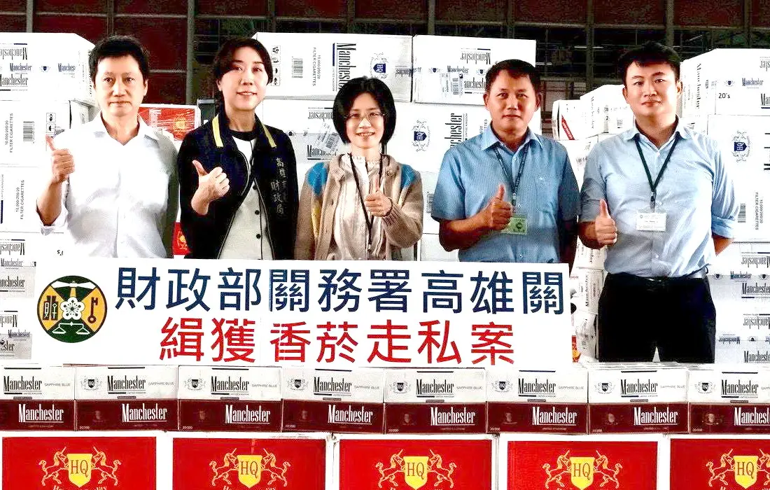▲財政部關務署高雄關機動稽核組查獲3只轉口貨櫃，涉嫌走私市價逾新台幣8000萬元的2100箱計105萬包香菸，乃加以查扣處理，高雄關關務長劉芳祝(中)到場慰勉有功人員。(圖／關務署高雄關提供)