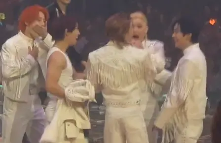 Stray Kids鉉辰8千萬耳環掉了！Felix在台上急尋　搞笑畫面全都錄