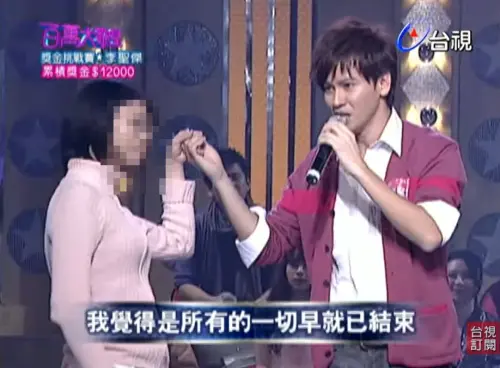 ▲李聖傑唱歌被粉絲亂入　緊緊牽手他也沒甩開（圖／台視YouTube）