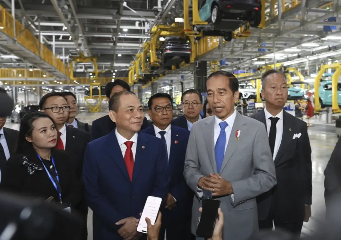 ▲ 越南首富范日旺2024年初於Vin集團旗下電動車品牌VinFast，接待到訪的時任印尼總統佐科威。 （圖／美聯社／達志影像）