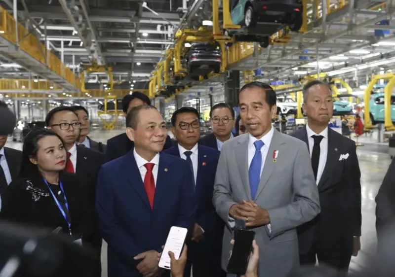 ▲ 越南首富范日旺2024年初於Vin集團旗下電動車品牌VinFast，接待到訪的時任印尼總統佐科威。 （圖／美聯社／達志影像）