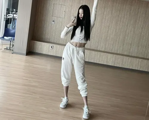 ▲南韓女團IVE成員「人間芭比」張員瑛，私底下也曾穿著EPT鞋款拍照。（圖／IG@for_everyoung10）