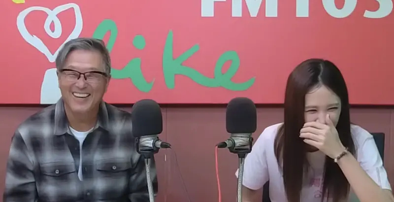 ▲安心亞（右）被王偉忠（左）追問和阿Ken的戀情，本來解釋兩人個性不合，不會交往，結果越講越嘴軟，把王偉忠逗樂。（圖／翻攝自YouTube 中廣流行網）