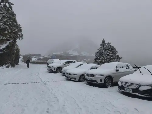 ▲松雪樓前的車子，都覆蓋一層白白的雪。（圖／林業及自然保育署南投分署提供，2025.12.27）
