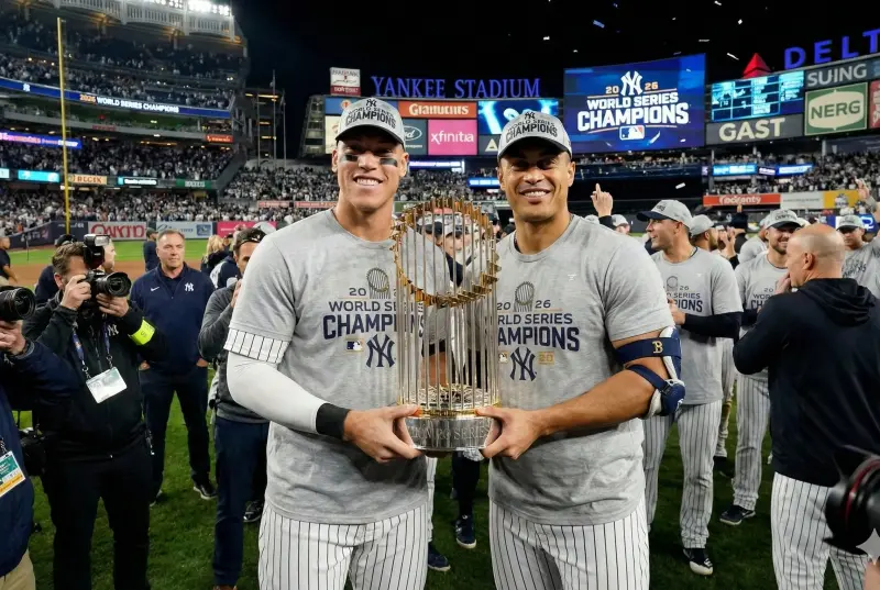 ▲一個知名的洋基球迷社群帳號曬出一張由AI製作的「奪冠合成照」，並許願：「聖誕節我想要的只有這個」。此舉瞬間在網路上引發熱議，讓許多洋基球迷在貼文下方留言：「總有一天會拿到的」。（圖／翻攝自The Yankee Report X）