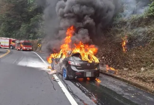 賞雪變驚魂！南投4人開車衝合歡山　剛加滿油半路火燒車成火球
