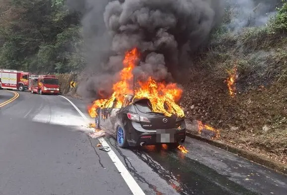 ▲ 南投仁愛鄉台14線75.2公里處26日下午發生火燒車，車輛幾乎燒成火球。（圖／翻攝畫面）