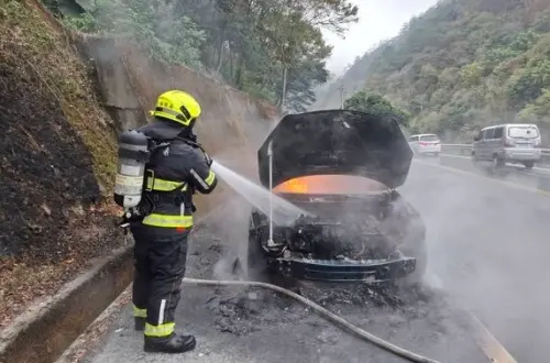 ▲ 南投仁愛鄉台14線75.2公里處26日下午發生火燒車，車輛幾乎燒成火球。（圖／翻攝畫面）