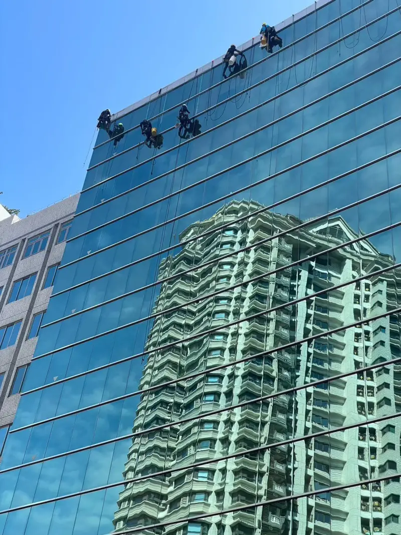 ▲社區幫App看見社區管理的結構性痛點，推出「管委幫」專區，聚焦管委會最常面臨的維修與營運需求，協助社區更有效率一站式處理社區事務，圖為熱成像安裝流程。 （圖／信義房屋）