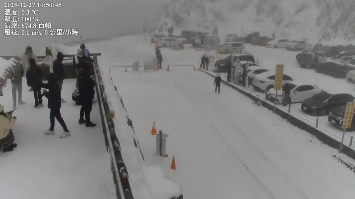 ▲合歡山武嶺清晨迎來今年入冬第一場雪，大批遊客興奮衝上山賞雪景。（圖／翻攝自台灣即時影像監視器）