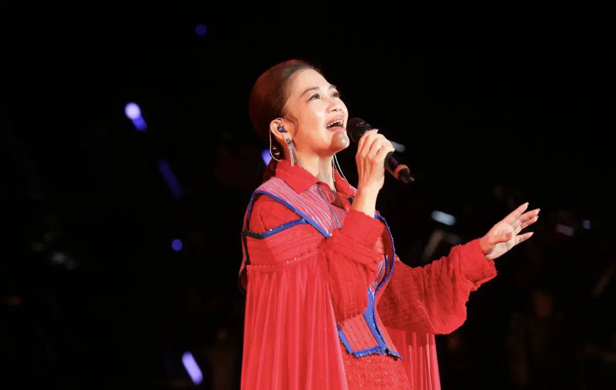 ▲黃妃開唱，自嘲過去當洗頭小妹，洗一顆頭只能賺20元，後來姊夫替她報名歌唱比賽打開歌手之路，如今已是金曲歌后。（圖／公關公司提供）