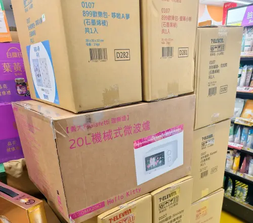 ▲許多民眾在7-11門市目擊春節福袋箱子默默進貨中，發現本次福袋與眾多知名IP聯名，包括蠟筆小新、史努比、哆啦A夢等人氣角色。（圖／翻攝Threads）