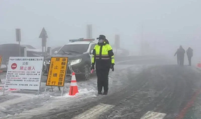 警察小姐姐辛苦了！女警合歡山站崗執勤　畫面曝光萬人心疼按讚