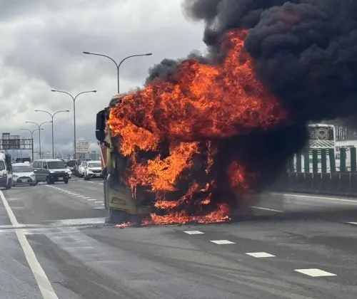 台66線砂石車火燒車！後車狂按喇叭示警　駕駛急跳車撿回一命
