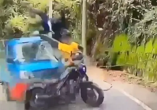 ▲ 台中梨山25日發生重大車禍，台南夫妻騎重機下山途中與小貨車對撞，被拋飛約2公尺受重傷。（圖／翻攝畫面）