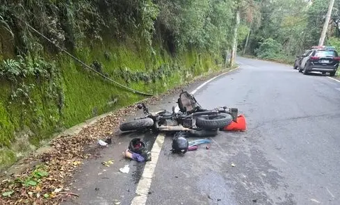 ▲ 台中梨山25日發生重大車禍，台南夫妻騎重機下山途中與小貨車對撞，被拋飛約2公尺受重傷。（圖／翻攝畫面）