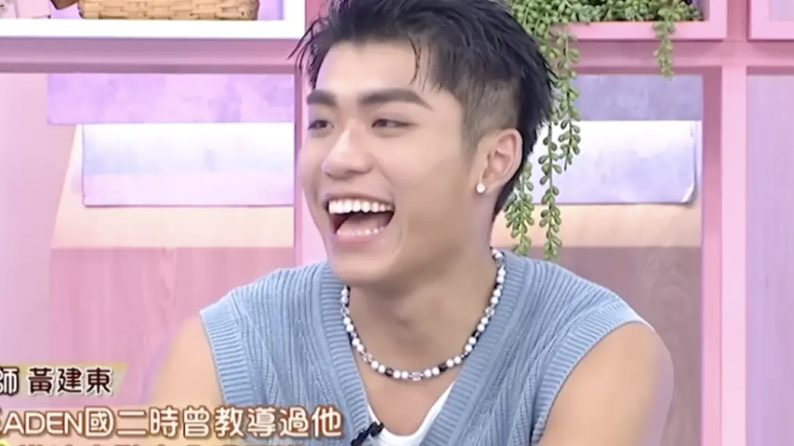 ▲歌手王ADEN（如圖）過往登上小S節目《小姐不熙娣》，被唱歌老師黃建東認證曾是音痴，還不禁質疑：「這有辦法紅嗎？」王ADEN則感謝爸媽讓自己學唱歌。（圖／翻攝自小姐不熙娣YouTube）