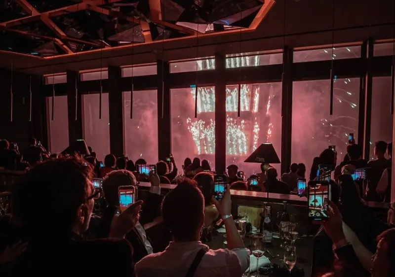 ▲想要近距離看台北101參加跨年，周邊餐廳是好選擇，目前還有幾家餐廳可拿到位子，圖為微風南山-SAFFRON 46靠窗區往年盛況。（圖／SAFFRON 46提供www.facebook.com/saffron46）