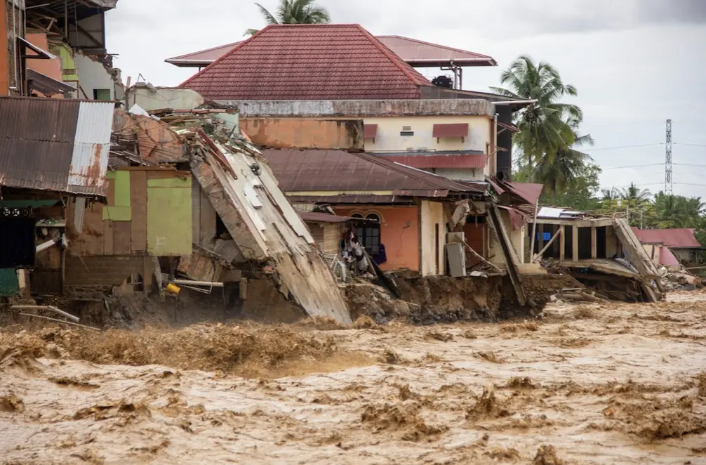 ▲印尼蘇門答臘洪水、山崩災後滿目瘡痍，這場逾千死的災難也促使國會討論升格國家減災署、強化跨部會救災指揮。（圖／路透社／達志影像）