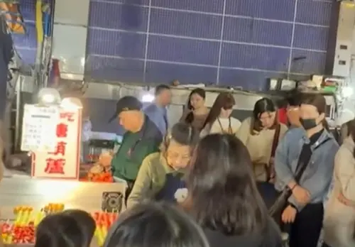 ▲民眾光顧基隆廟口夜市時，意外發現一間糖葫蘆攤販人氣特別高，排隊人潮絡繹不絕。（圖／翻攝Threads）