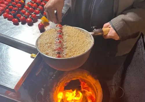 ▲老闆以純古法製作炭火煮糖，每一支都是現場製作，好味道堅持了超過30年。（圖／Google評價）