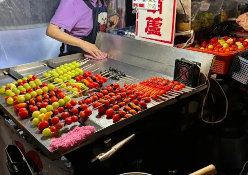 ▲攤位販售水果種類類眾多，除了基本的番茄、草莓以外，還有無籽葡萄、蜜餞、仙楂烏梨等。（圖／Google評價）