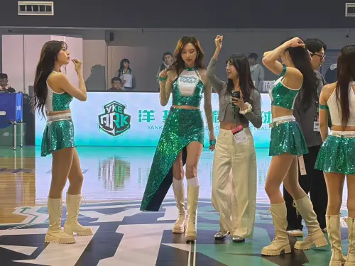 ▲本場開幕戰另有驚喜彩蛋，知名藝人林志玲受邀到場力挺洋基工程，賽前與啦啦隊成員一同亮相，成為場邊最大焦點之一。（圖／記者陳昱慈攝）