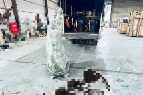 五股鐵皮廠工安意外！工人搬大型石雕遭砸後腦　血流滿地命危送醫
