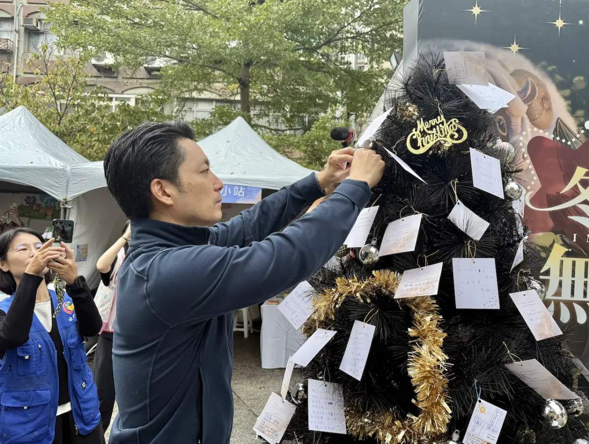 ▲台北市長蔣萬安視察安心關懷小站，在心願小卡上寫下「害怕不是軟弱，復原需要時間，你不孤單，我們陪你一起渡過」（圖／北市府提供）