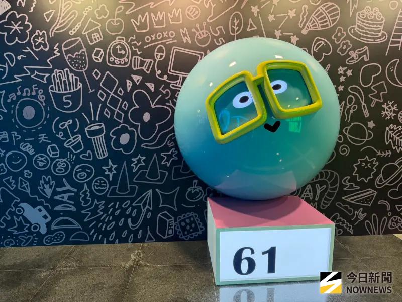 五月天演唱會周邊開箱！溫柔雪花球超夢幻　限定拍貼、扭蛋機必衝