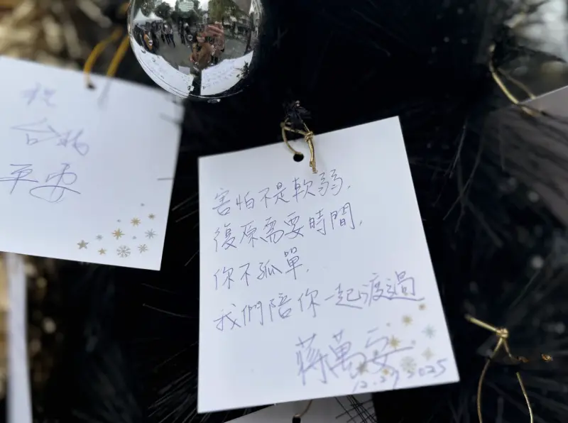    ▲台北市長蔣萬安視察安心關懷小站，在心願小卡上寫下「害怕不是軟弱，復原需要時間，你不孤單，我們陪你一起渡過」（圖／北市府提供）  