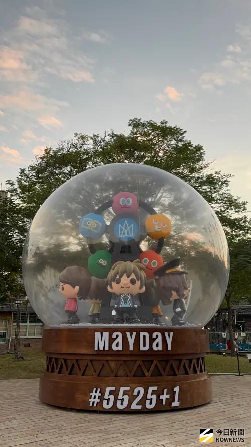 ▲以五月天歌曲〈溫柔〉命名的溫柔雪花音樂球，播放的音樂是〈溫柔〉，還會噴雪花，以及有同款周邊。（圖／記者李欣恬攝影）